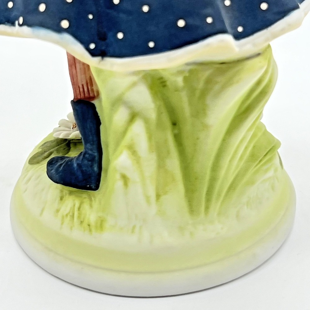 Hollie Hobby Creation Figurine Girl Holding Gift And Apples Dress Hat Daisy - Picture 12 of 16